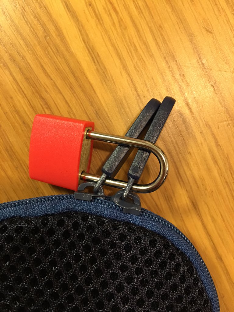 なちゅ Pa Twitter お古のiphoneに格安sim突っ込んで子供のランドセルに仕込み 位置情報をとる作戦進行中 本人に触らせないためにダイソーでスマホポーチと南京錠買った こうして鍵をかければ開けられない T Co Zbtaqyno0w