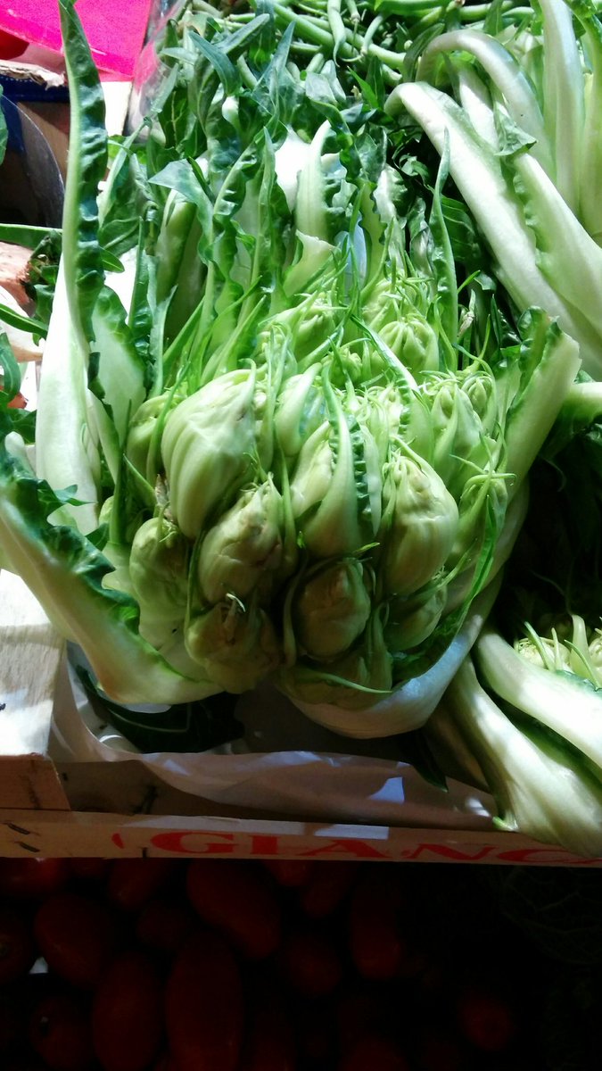 ChefBariffo's tweet photo. Verduras extrañas en Bologna https://t.co/s8dUt35dT8