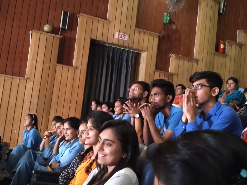 Aashkajani's tweet photo. #RAJKOTHAPPINESSGANG enjoying Yuva Sargam with @SaiRamDave..Best gujarati comedian..#WomenEmpowerment #Ipositive https://t.co/v4QWaZclYH
