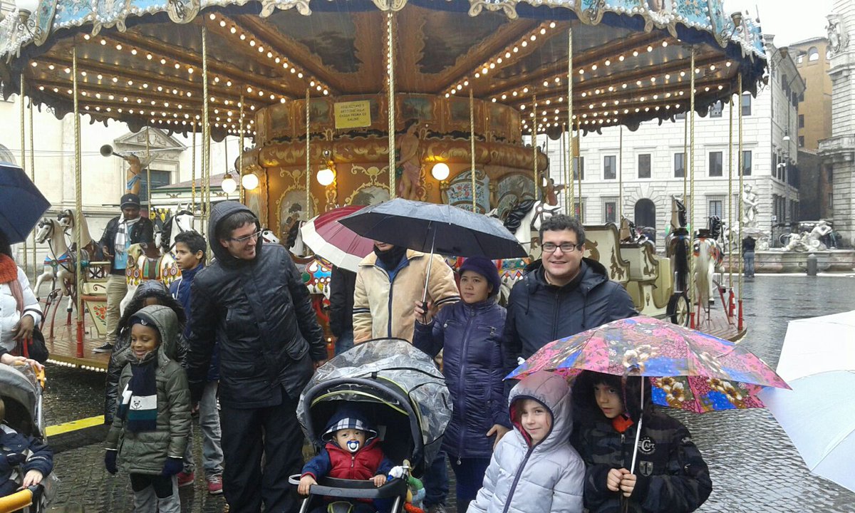montemi1's tweet photo. #regali #giochi e #giostre per i bambini a #piazzanavona #befanasolidale con befana di #salvamamme @Sabrinalfonsi https://t.co/7MI0sYtzrN