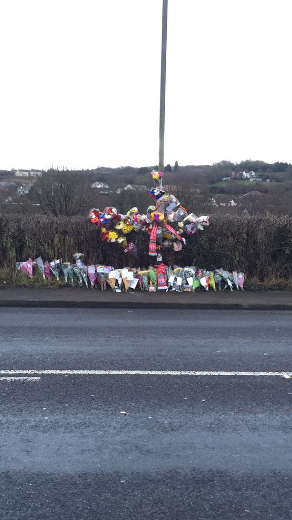 aaronwilliams97's tweet photo. Liverpool scarves down for my butty Egg, rest in peace boys❤️🌹 https://t.co/tS4gNqpCju