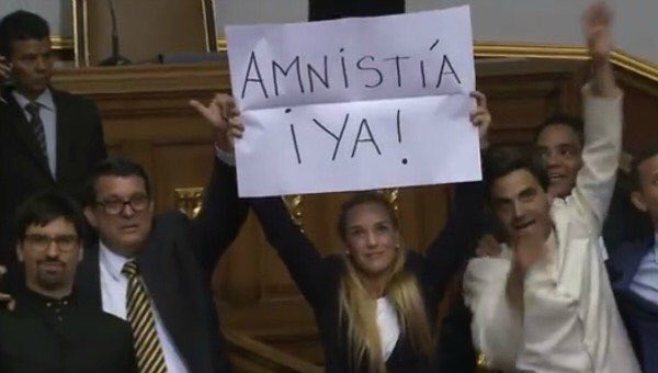 GVcensurado's tweet image. Lilian muestra pancarta y oficialistas gritan "Asesino"