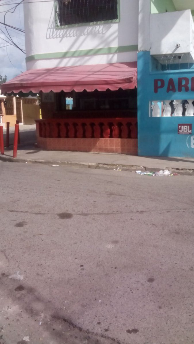 basilioflorian2's tweet photo. @MaximoBaezaybar @PoliciaRD Este el.drink de la Duarte esq. Simón Bolívar y hay esta la boutique https://t.co/MzRfKqiPTt