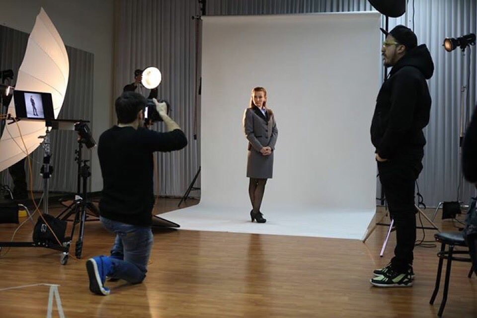 Studio7cl's tweet photo. La bella @sigridalegria en el backstage de #20añeroalos40 de @canal13 ✨
#Studio7 #Studio7cl #backstage #makingof https://t.co/CWApRWuzN5