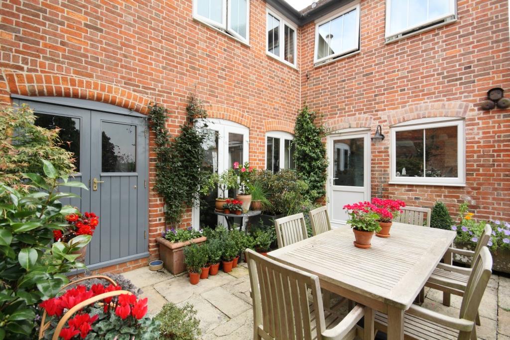 rightmove.co.uk/property-for-s…
Beautiful coach house, right in the heart of town. A must see! Call today 01380722784