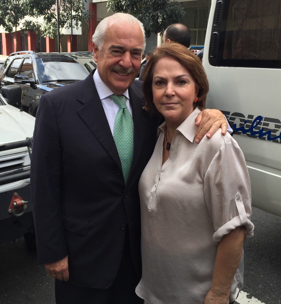 AndresPastrana_'s tweet photo. Llegando a la instalación de la Asamblea Nacional con #MitzydeLedezma https://t.co/8diMLef9sr