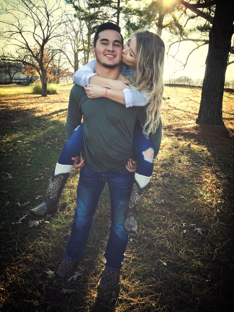 saltysage12's tweet photo. Love this picture I took for my cousin bc she wants to me capture all the moments she loves.💋 @kaylin_brown17 https://t.co/gm2RrPHw91