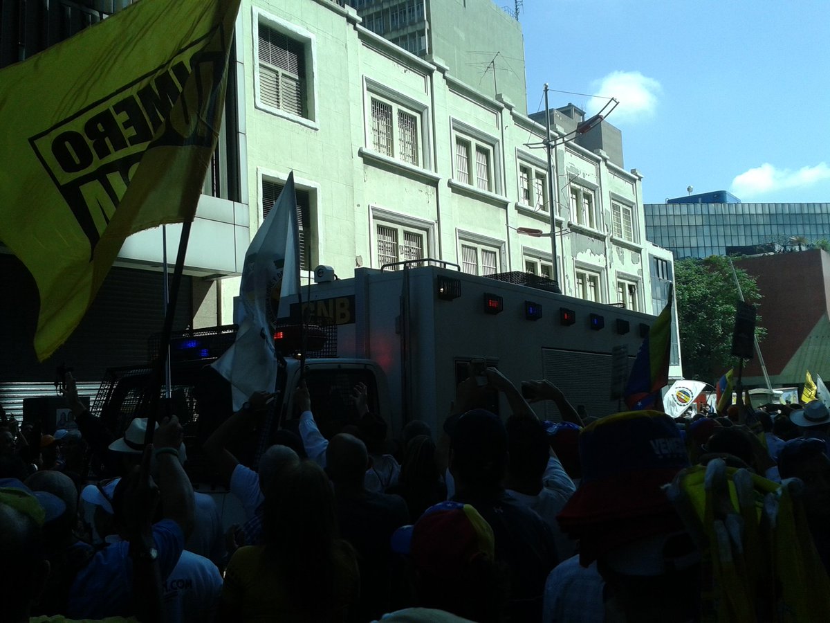ElNacionalWeb's tweet photo. Una ballena de la GNB entra por la esquina El Chorro. Los seguidores de la oposición protestan y retrocede #5E https://t.co/SMWIQL5Pj5