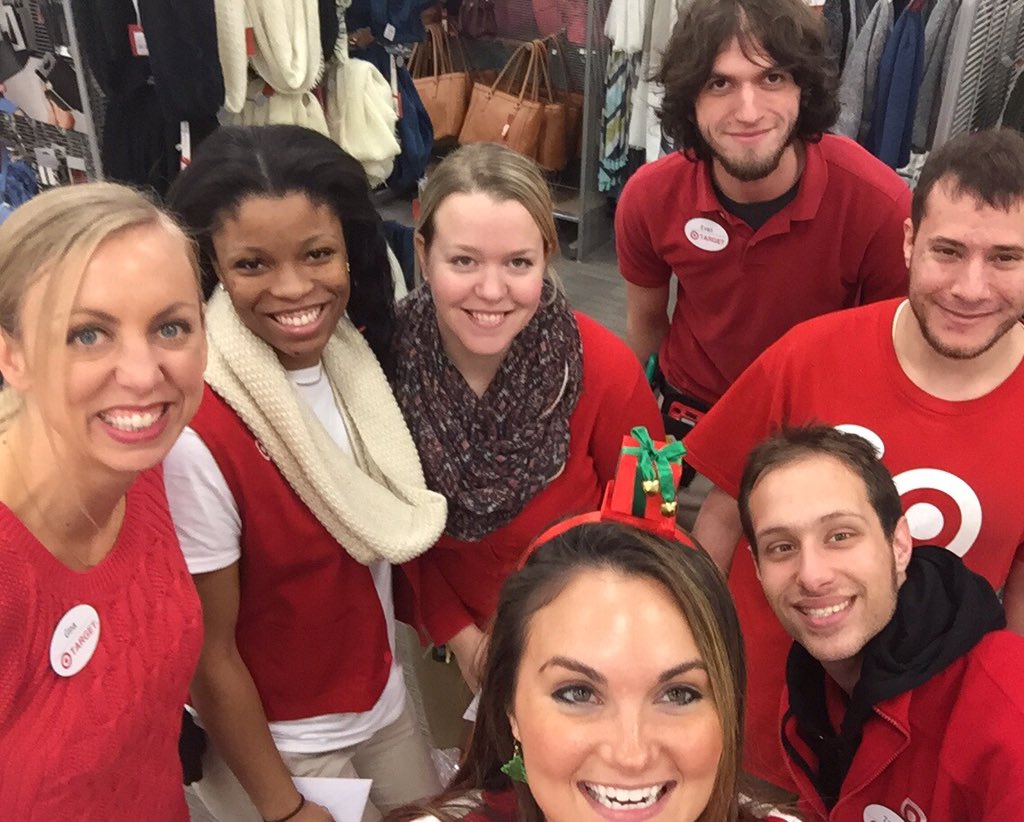 Thank you to this Merry 1541 crew for closing down Santa's workshop tonight🎅!! #HoHoHo!
<a href="/melissak1541/">Melissa K</a> @LydiaDiazTGT