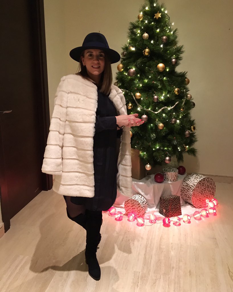AntoGriezmann's tweet photo. Feliz navidad ! Este año me quede sin lista, porque tengo todo para ser feliz 😍 https://t.co/7cg3uZ13V3