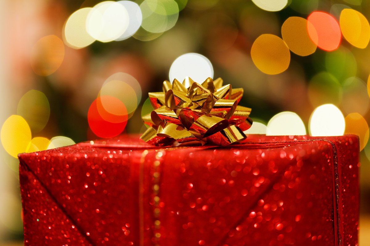 EasiYoUK's tweet photo. It's #ChristmasEve! Who is wrapping up an EasiYo for someone special tomorrow? #Exciting https://t.co/fkdH2irWlr