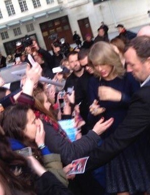 laurenaIexandra's tweet photo. taylor swift has had @gracehelbig's book #gracesguide for 10 months, how mad is that https://t.co/opJ3cI5ycG