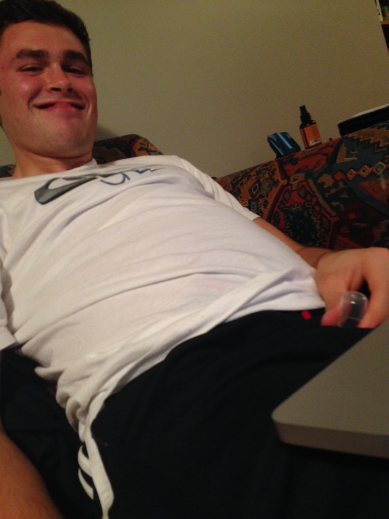 ryellul's tweet photo. Happy birthday #Agent006 @HeyItsHughes I hope in 2016 I won't see so much rice in our drain 👌 🔥🍻🍺🍾 https://t.co/8qfGt5v9oE
