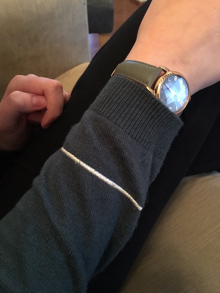PsychologyKnuts's tweet photo. What colour is the watch? 💭⌚️ #ColourConstancy #GCSEPsychology https://t.co/2fgMONCbew
