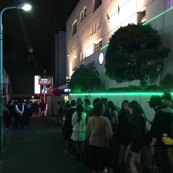otupon1's tweet photo. 【悲報】ラブホ前に行列 https://t.co/m2tC4qrVxK