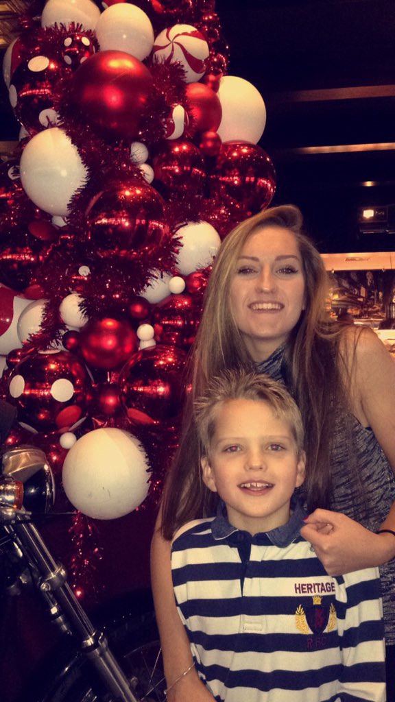 yasmin_greenx's tweet photo. #TGIFridays extra excited for our food!! @TGIFridays @TGIFridaysUK #jingleeffect https://t.co/drVcnfxkPq