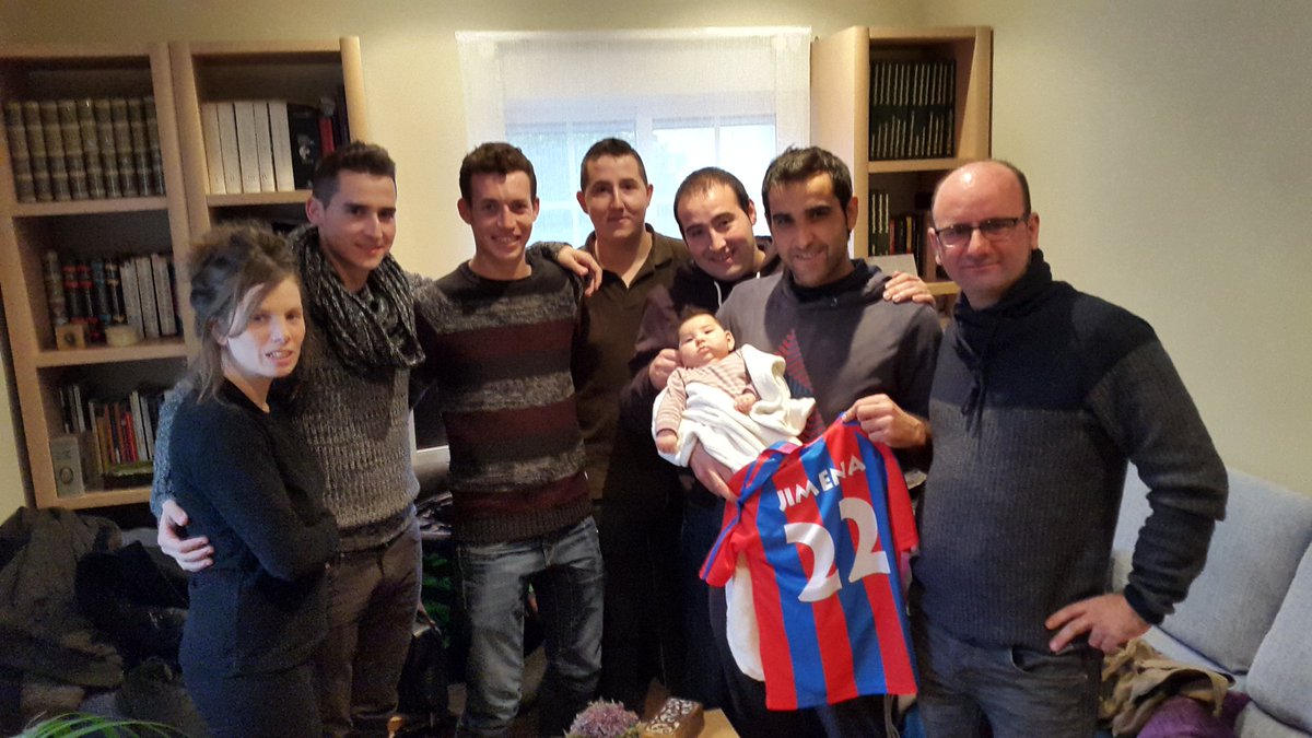 Con el tiempo acabas siendo profeta en tu tierra. Momento muy emotivo con ex jugador, su hija y su novia