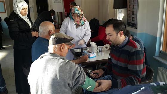 tevfikgoksu's tweet photo. Sağlık İşleri Müdürlüğü ekiplerimiz bugün İkinci Bahar Kıraathanemizdeki büyüklerimize kan şekeri ölçümü yaptı. https://t.co/cuAscJ1DiS