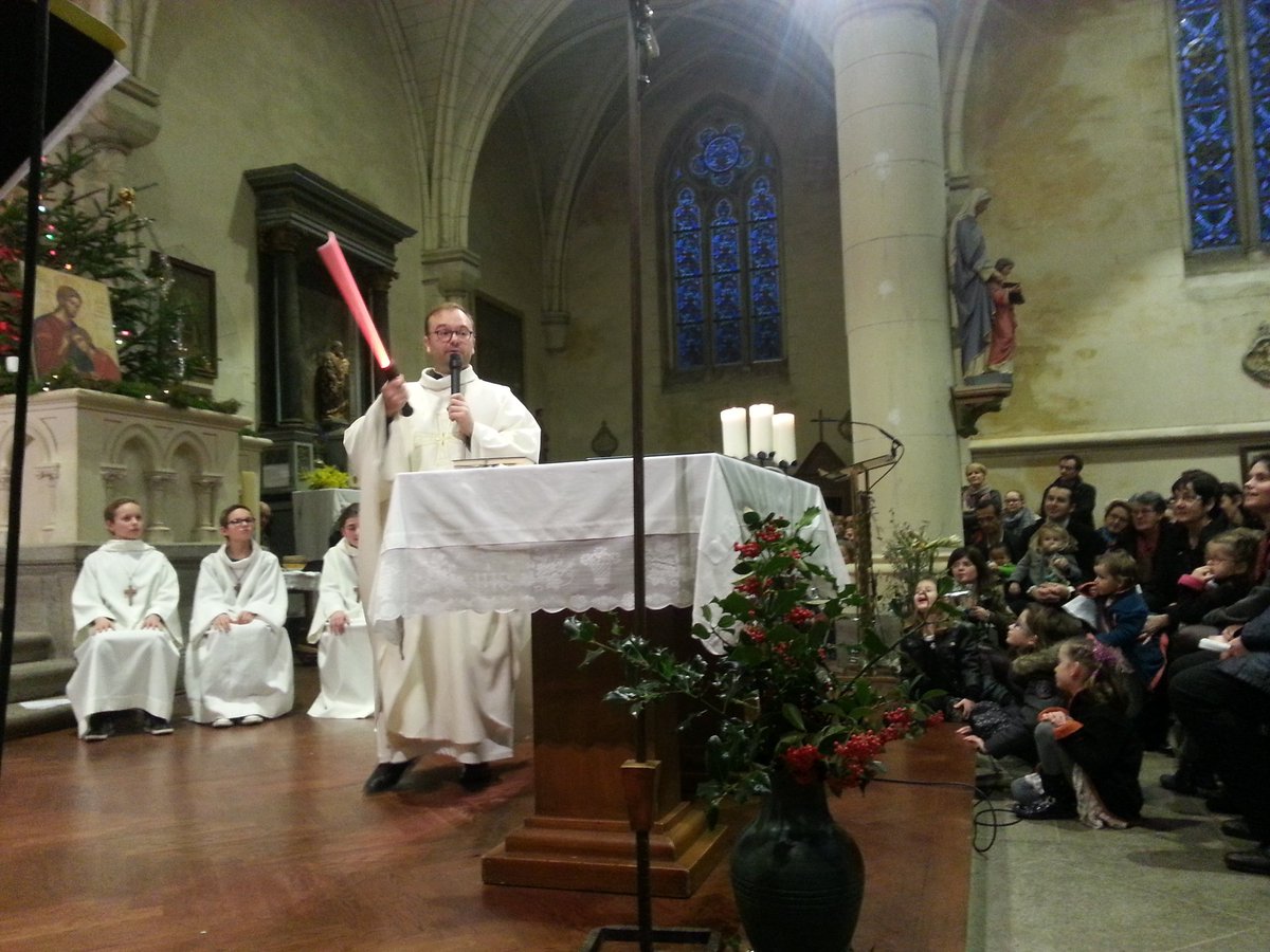 BuzzArmorique's tweet photo. A st Erblon la messe de Noël version #StarWars ! https://t.co/AdXWlV2DPr