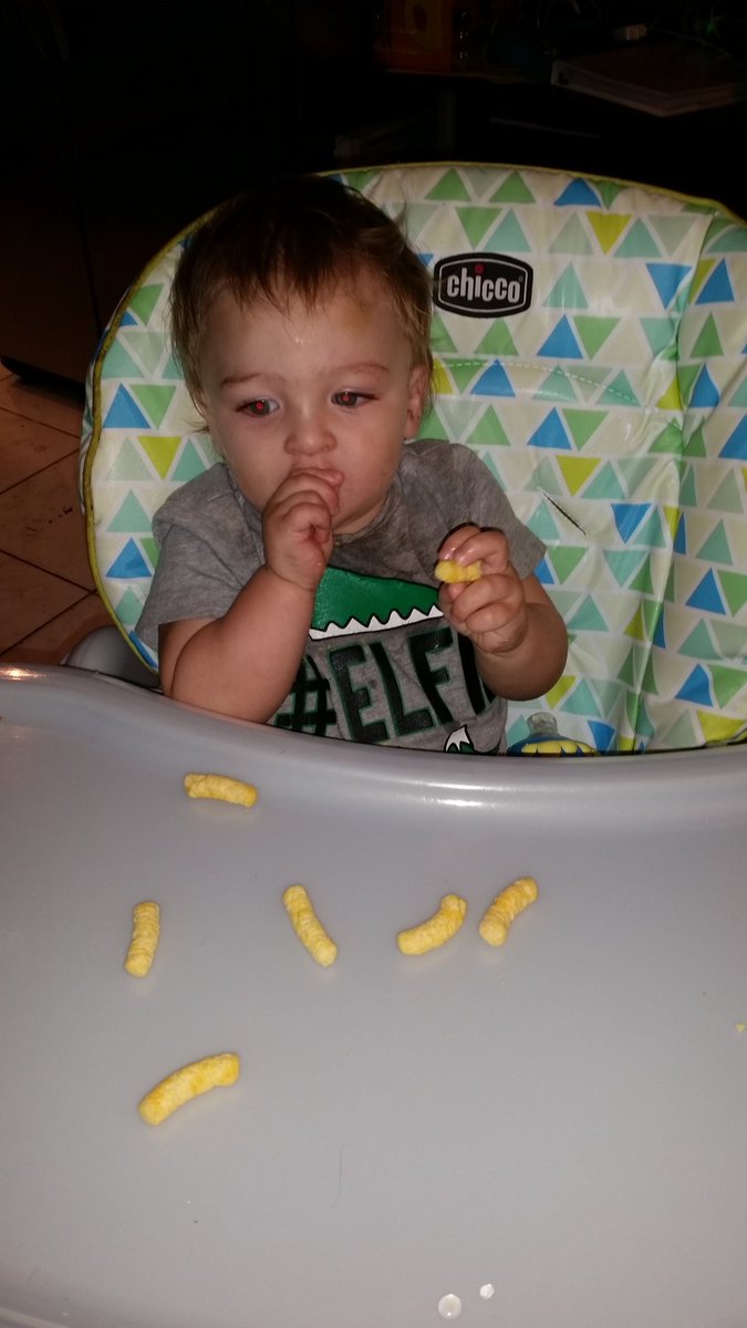 ILY_Animals's tweet photo. Well snack time for the baby bro and I thinks he's enjoying it hahaha :D :) https://t.co/CZs8uBM83E