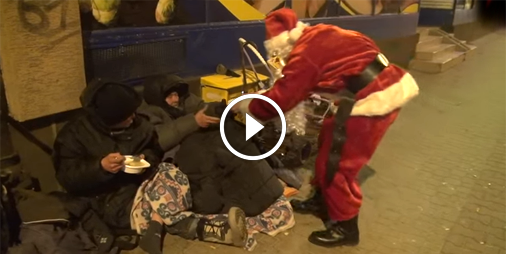 lookmavideo's tweet photo. Quand le Père #Noël gâte les SDF 👍 ☛ https://t.co/EDt3QLmmnC https://t.co/aYZKSAx6Lc