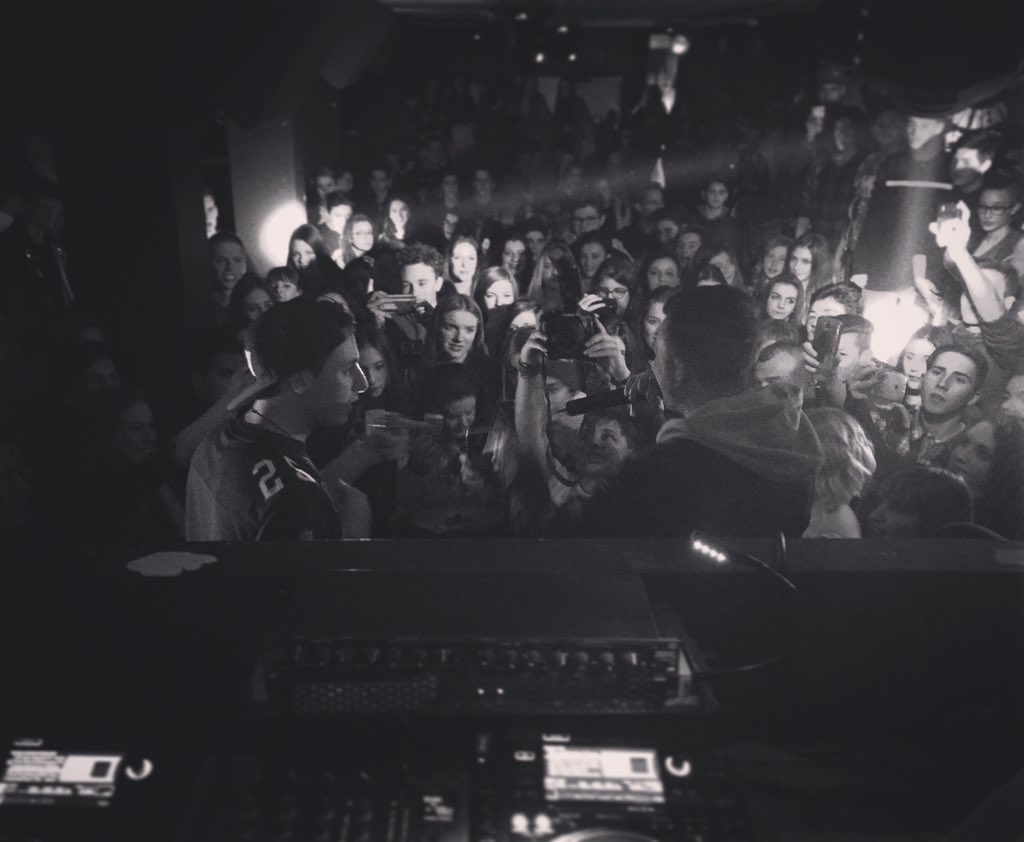CelebritiesMGMT's tweet photo. [ THROWBACK ] Martedì 22/12 - @thetrueshade at #BALERA Esclusive Club - Lecco.
#cbbooking #shade #live https://t.co/HoplQj5tnT