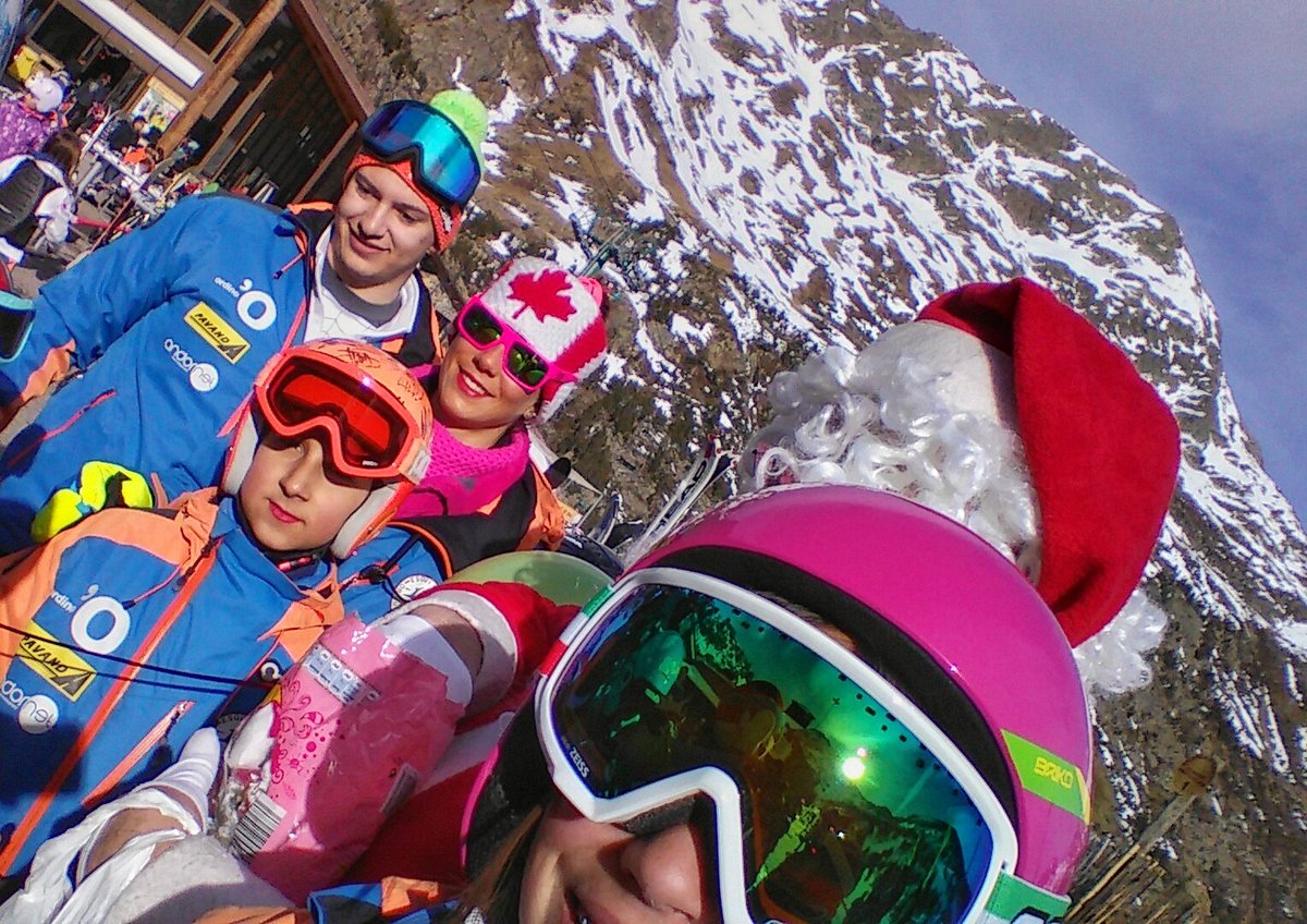 ETroguet's tweet photo. Visita del Pare Noel 🎅 a Arcalís @Vallnord !! Els U12 de l'@EcoaOrdino.. 😍 BON NADAL!🎄🎁 @andorraworld_ad @neonoptics https://t.co/EesbYUO8df