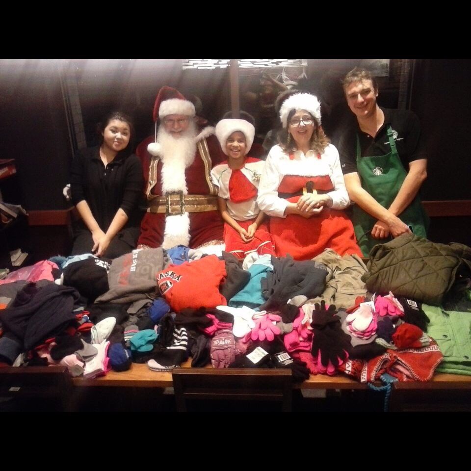 HeatherCalhou19's tweet photo. Santa &amp; Mrs Claus making Christmas bright at #17525 #givingbackMOHMS https://t.co/KXHXyTLouC