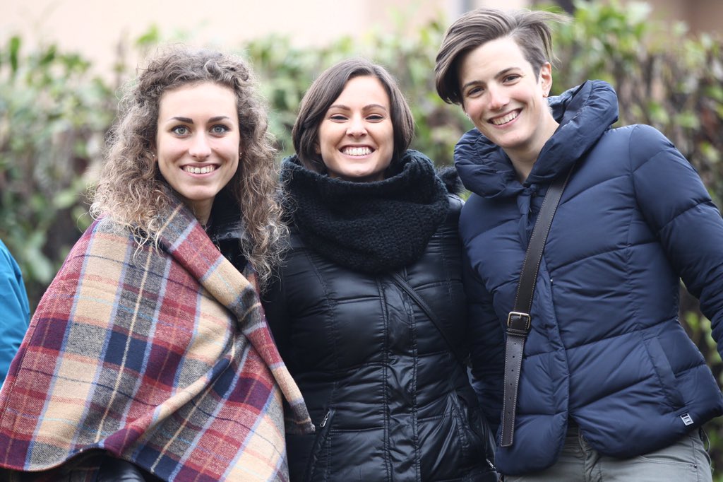 Giulia_DeMaio's tweet photo. Facce (e gambe) da cross... #sorrisoni #cicliste #amiche #cugine #cx #luragoderba #crossdellavigilia #buonnatale https://t.co/tlFBAmoEGX