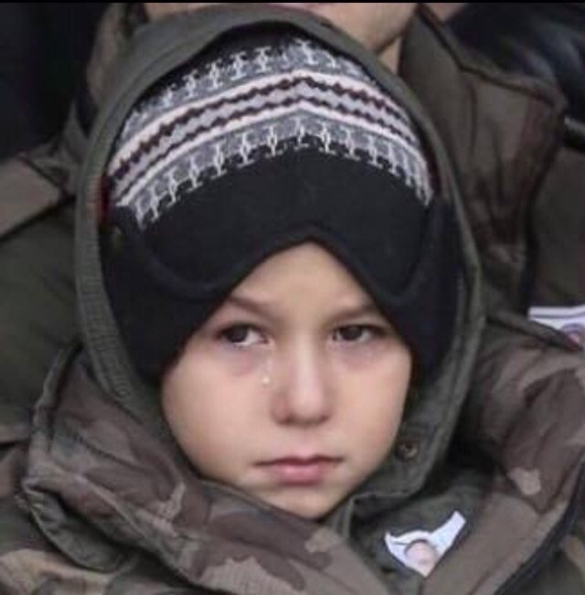 Çocuktur deyip geçmeyin, şehit babasının arkasından döktüğü yaşlar tonlarca ağırlıktadır...