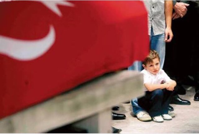 Şehit de olsa babaya veda ne zordur, sanki dağ devrilmiştir. Anlayana, uzaktan mahzun bir bakış ne çok şey anlatır…