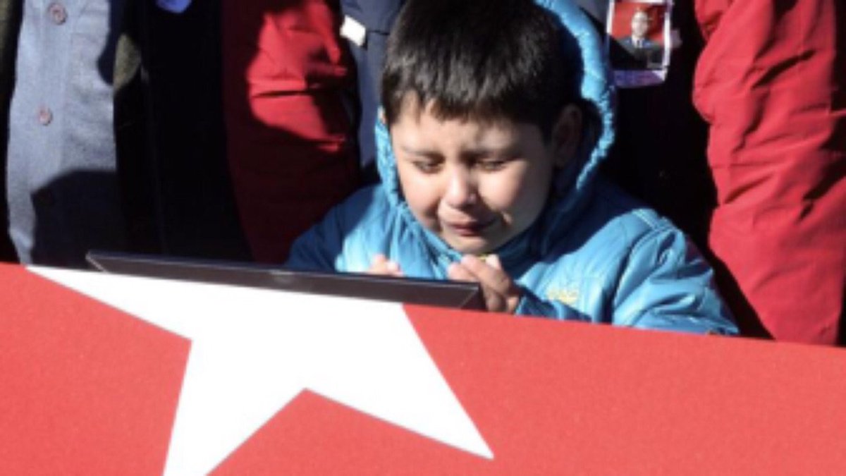 Ağlama yavrum,bırak seni bu hale getirenler ömür boyu ağlasın.Sil gözyaşlarını,senin hesabını soracaklar yanındadır.