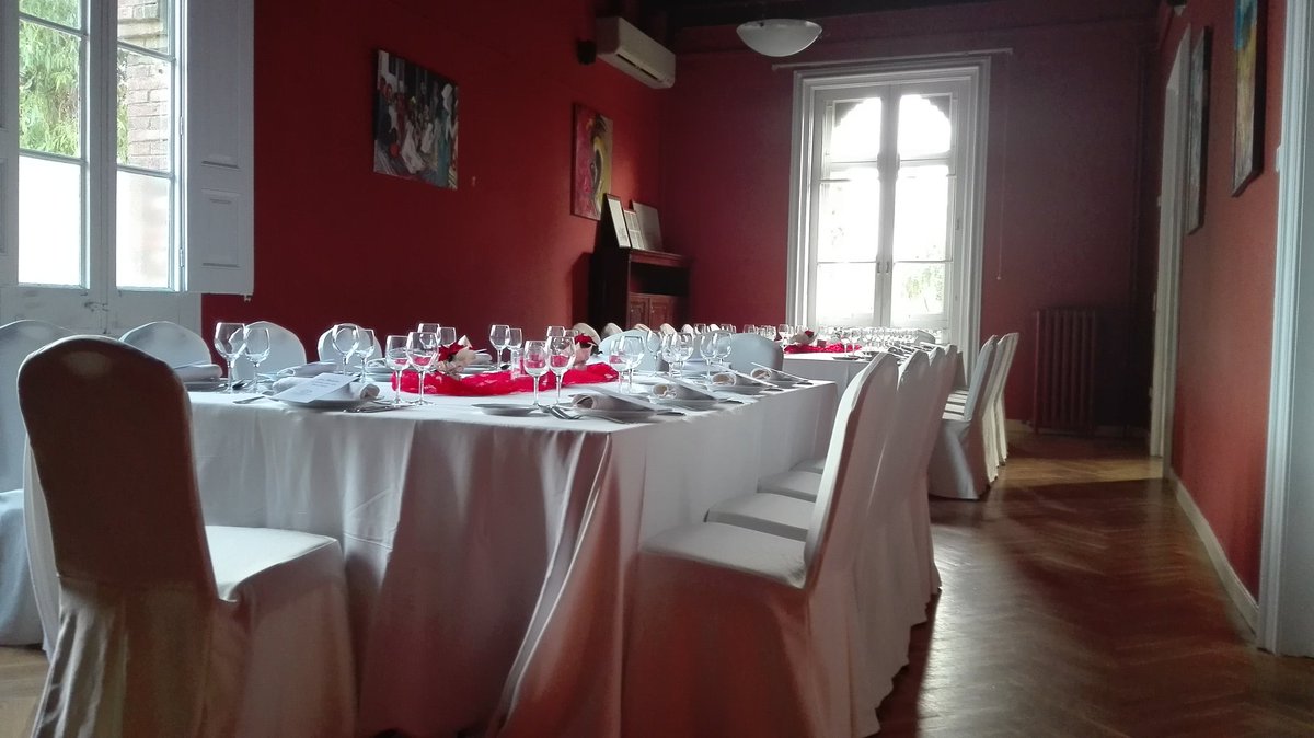 Baladiarestaura's tweet photo. Y con la casa preparada para celebrar mañana la Navidad con vosotros, os deseamos unas Muy Felices Fiestas! https://t.co/0o7yu9Qd2s