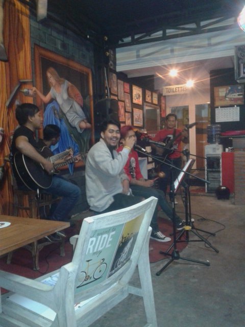 bobbydarwin_'s tweet photo. hasil kumpul dengan @StandUpIndo_KWB malam ini adalah,jadi tau kalo @farizfirdi seorang masivers 😎 https://t.co/dS7en4OIda