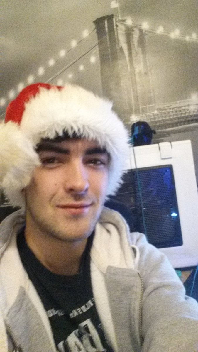 Deerbraa's tweet photo. Merry Christmas and a happy new years to my two followers @WPGBadCougar @ErrnieGerrn https://t.co/opC75Atm3V