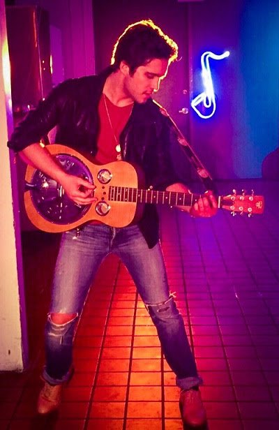 SonyMusicLatin's tweet photo. I tried the sugar but it don’t taste so sweet...Mira a @DiegoBoneta en #TheHurtVideo https://t.co/G5gBlhcKXh https://t.co/HQudYFi5Or