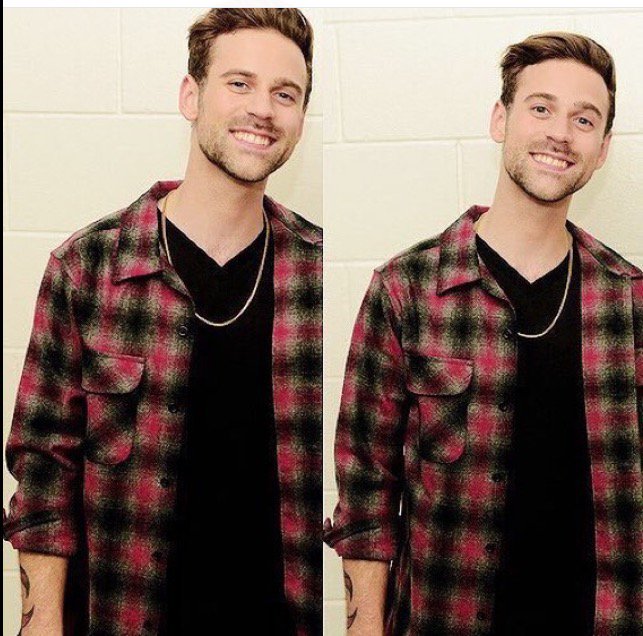 ryanlewisisbae's tweet photo. HE LOOKS SO FESTIVE (and extremely hot)!!!! MERRY CHRISTMAS GUYS!!! https://t.co/dZboIRZM3v