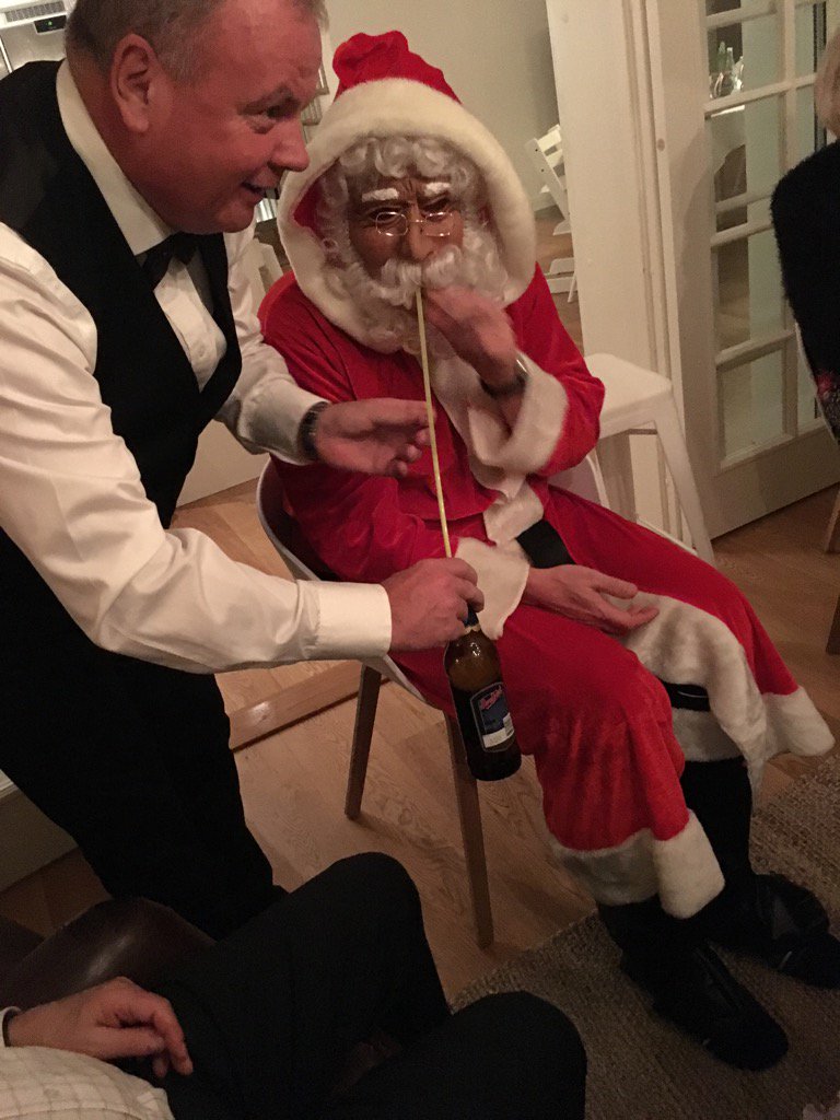 AndreasBlomkvis's tweet photo. Tomten behövde långt sugrör https://t.co/Pcu7nwaLIC