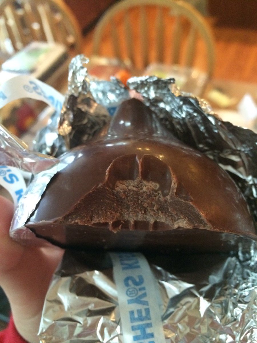 _TiFFJiANG's tweet photo. WHEN YOUR BITE OF CHOCOLATE LOOKS LIKE DARTH VADER https://t.co/pCyv0kTOxm