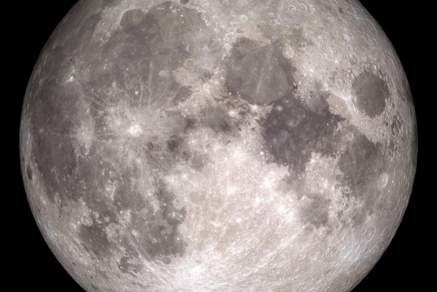 Newsweek's tweet photo. For the first time since 1977, a full moon coincides with Christmas https://t.co/zN4IdPeYVI https://t.co/QfwpkamCY7