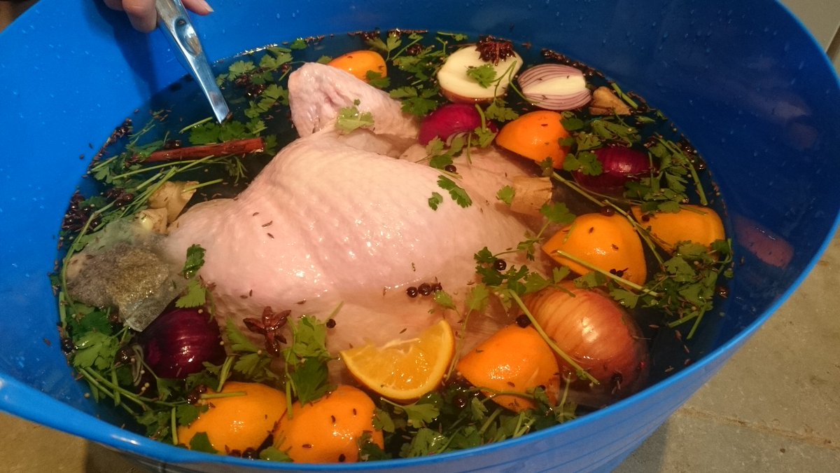DirtyCooking's tweet photo. Turkey is bathing! 🏊Hope @Nigella_Lawson 's #recipe is as good as it was last year! #ChristmasEve #foodie #yummy https://t.co/pYhBFIV9I2