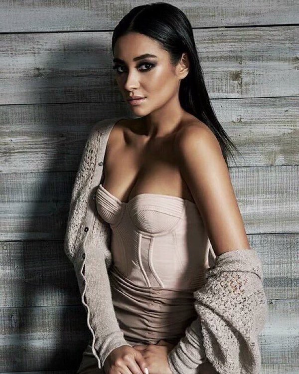 PLLBigSecrets's tweet image. NEW photoshoot for PLL 6B! #PLLTimeJump