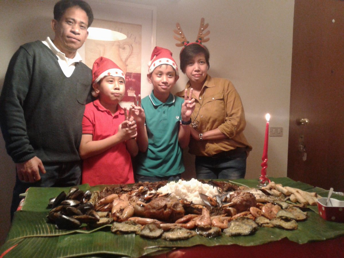 PattyVillanuev3's tweet photo. My Family...Merry Christmas to All..
#Nochebuena
#BuddleFight https://t.co/g3MJ4qpI0Y