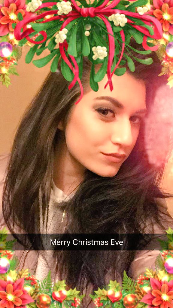 Parisa's tweet photo. Merry Christmas Eve 😘🎄 https://t.co/FZl3VBDDwV