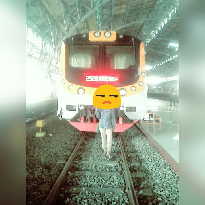 fznsla's tweet photo. @CommuterLine wkwk liat akuu mau ditabrak kereta di sta tanjung priok  \( '-' )/ https://t.co/PFBLfhqLUH