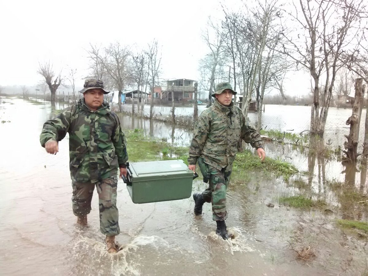 CasaRosada's tweet photo. El Ejército asiste a provincias del Litoral en la emergencia: https://t.co/OdL5gPcfl2 https://t.co/79LHG2bzRO