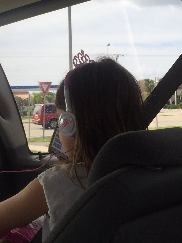 Alex_G_765's tweet photo. Those headphones tho https://t.co/aiTx5Z5vlg