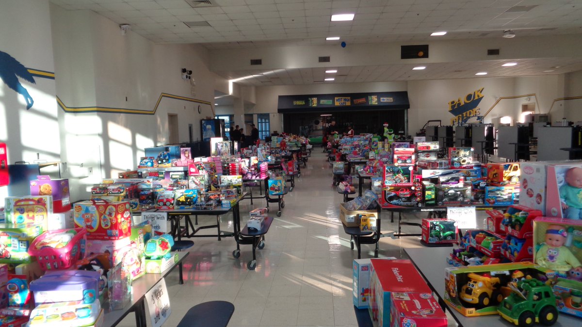 CHPTracy's tweet photo. #CHPTracy CHIPS for kids event at West High School https://t.co/raKShZQW52