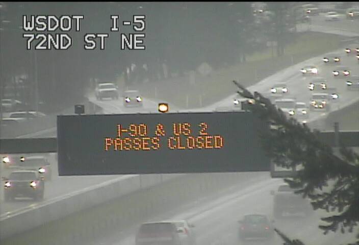 SnoqualmiePass's tweet image. Not at all a sign we were hoping to see on Christmas Eve. #WA90closed