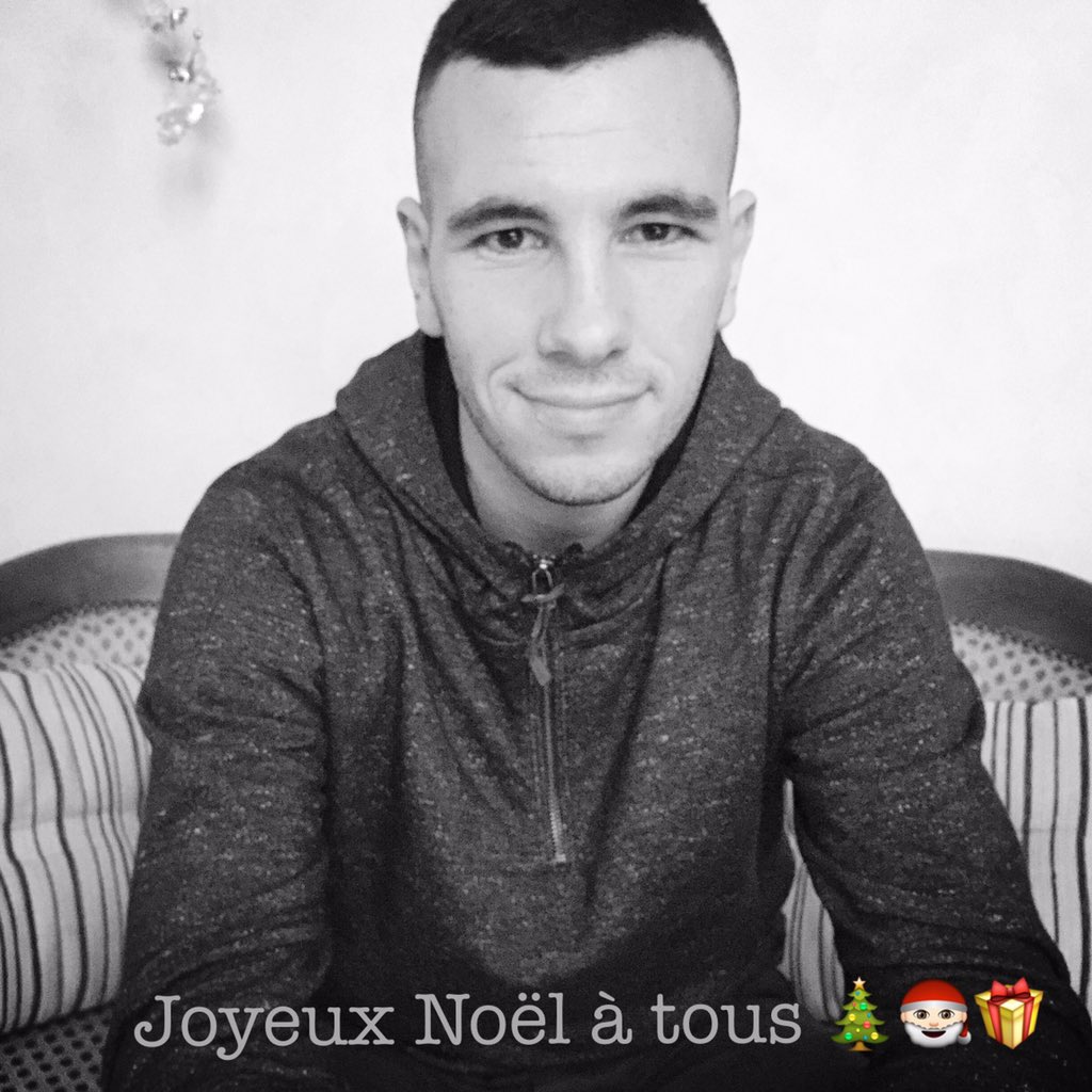 Yoahinho5's tweet photo. Joyeux noël à tous 🎉🎁🎅🏻 https://t.co/RTOolW3BzE